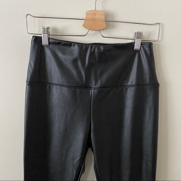 Lyysè-Textured Black Faux Leather Legging - Picture 5 of 11